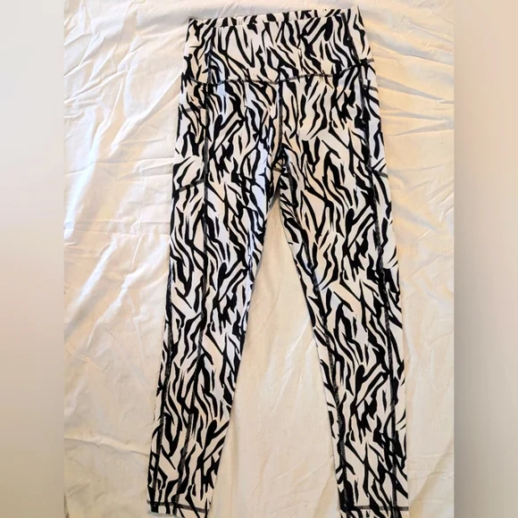 Zyia active womens zebra print highwaisted leggings with pockets size 6-8 - Picture 1 of 5